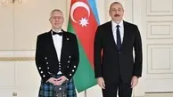 پوشش عجیب سفیر انگلیس در مقابل رئیس جمهور آذربایجان | پوشش اسکاتلندی + تصویر