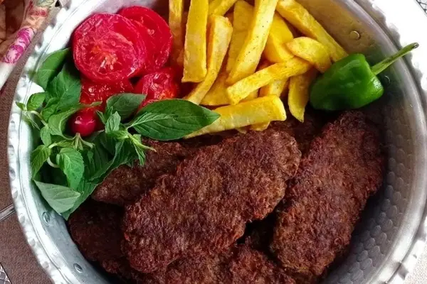 شامی منجیل، طعمی اصیل از گیلان | ترکیبی خوش‌عطر از سبزیجات و گوشت محلی +ویدئو