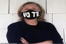 کلینتون با ماسک "رای دهید" از بایدن حمایت کرد