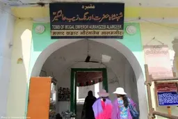 آرامگاه اورنگ‌زیب عالمگیر در خلدآباد هندوستان + عکس