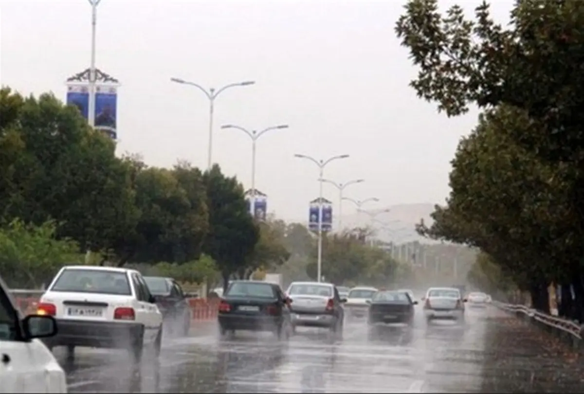 برف و باران در جاده‌های ۲۱ استان کشور | ریزش کوه در جاده چالوس