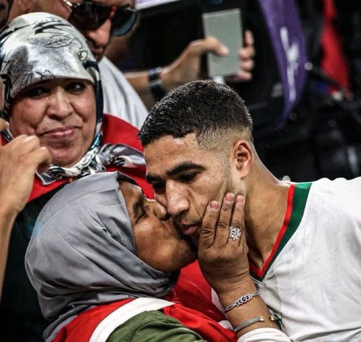 اشرف وسط زمین فوتبال لخت شد! | حرکت عجیب یک مراکشی پس از برد تاریخی!+ویدئو 