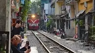 خیابانی که قطار از وسط آن رد میشود! | عجیبترین خیابان دنیا + ویدئو