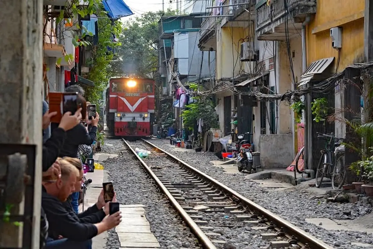 خیابانی که قطار از وسط آن رد میشود! | عجیبترین خیابان دنیا + ویدئو