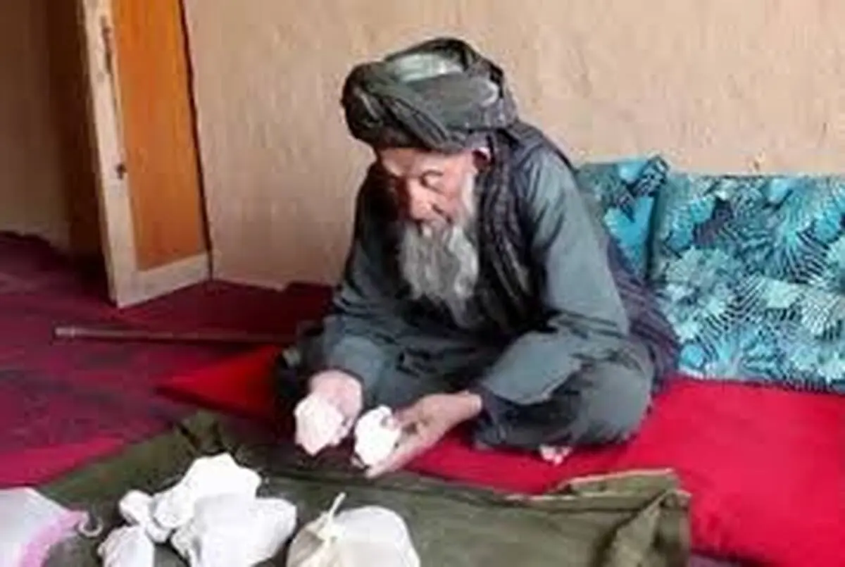 مرد سمنگانی که هفتاد سال است خوراکش سنگ است!