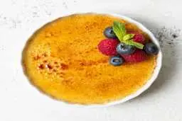 کرم بروله فرانسوی یک دسر سریع و خوشمزه که طعمش یادت می‌مونه! | طرز تهیه کرم بروله فرانسوی +ویدئو