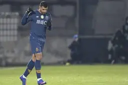  اعتراض هواداران به مهدی طارمی |  پرتاب صندلی شکسته به سمت طارمی +عکس