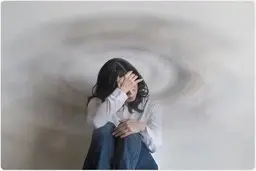 از چه عواملی دور باشیم تا دچار حمله میگرنی نشویم؟ | عوامل حمله میگرنی