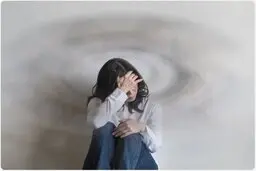 از چه عواملی دور باشیم تا دچار حمله میگرنی نشویم؟ | عوامل حمله میگرنی