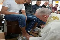 شستشوی پای زندانیان توسط پاپ + ویدیو