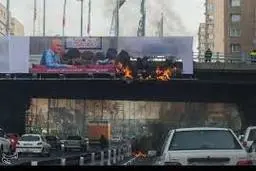 ساعتی قبل در اتوبان نواب؛ آتش گرفتن بنر تبلیغاتی عبور و مرور خودروها را مختل کرد