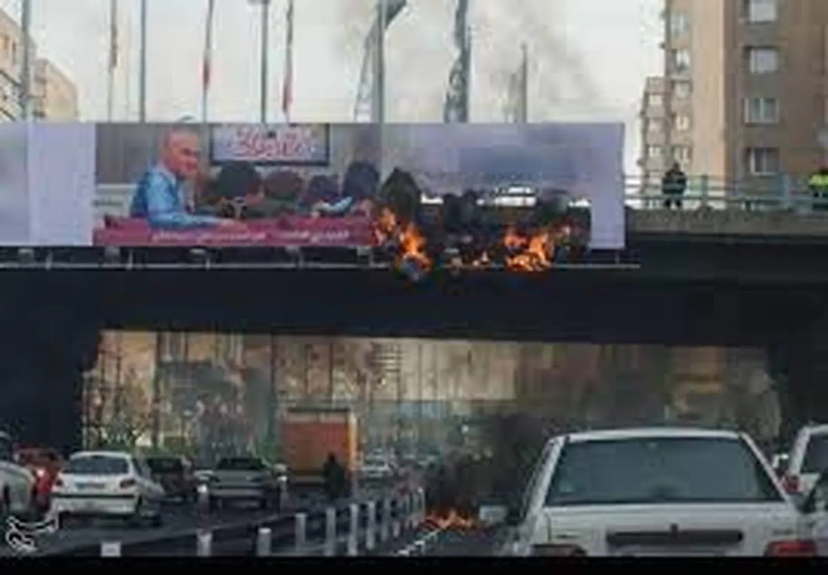 ساعتی قبل در اتوبان نواب؛ آتش گرفتن بنر تبلیغاتی عبور و مرور خودروها را مختل کرد