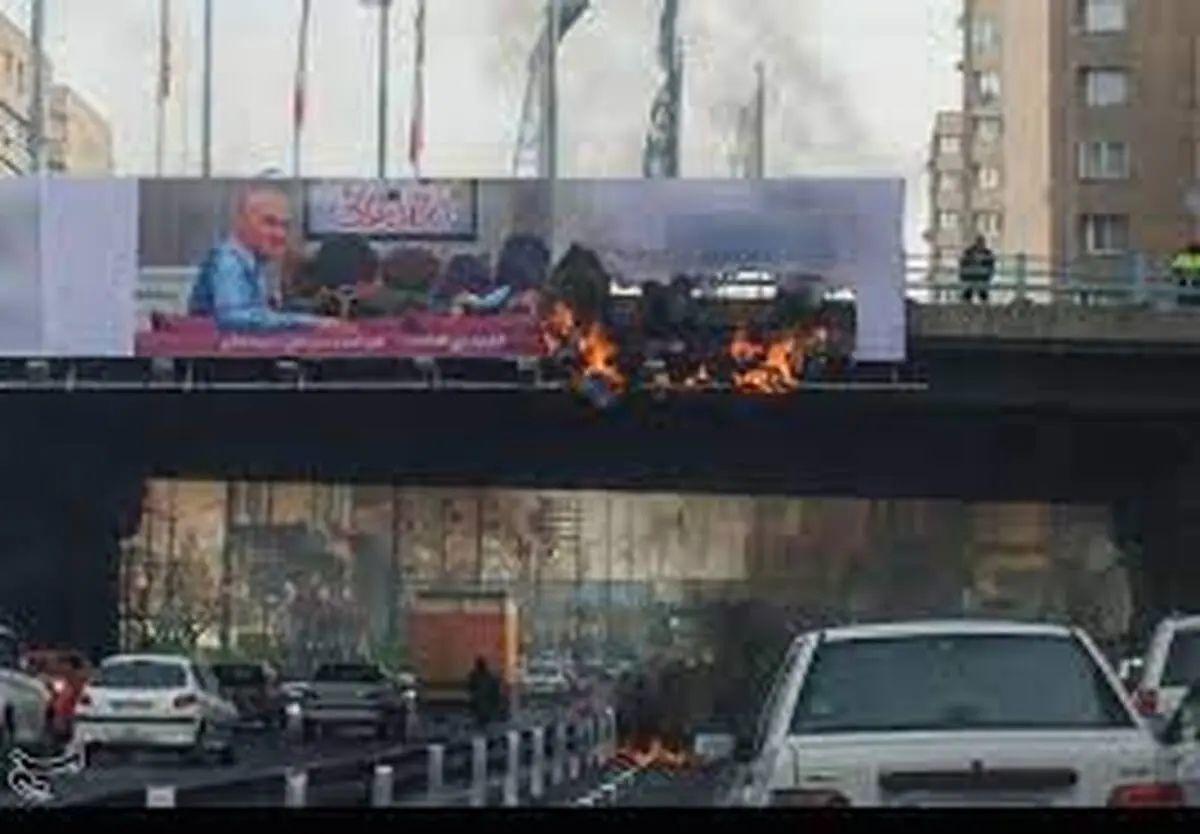 ساعتی قبل در اتوبان نواب؛ آتش گرفتن بنر تبلیغاتی عبور و مرور خودروها را مختل کرد