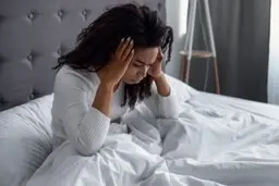 چرا صبح ها سخت از خواب بیدار می شویم ؟ | با این ترفند صبح ها با انرژی از خواب بیدار شو 