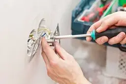 اگه هرکاری میکنی پریزت سرجاش نمیره ببین! | روش جا انداختن پریز برق شل شده +ویدئو
