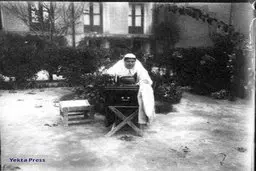 تصویر دیده نشده از دختر ناصرالدین شاه در حال خیاطی