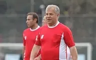  اسطوره‌ تاریخ فوتبال ایران در حال بازی با توپ پلاستیکی +عکس