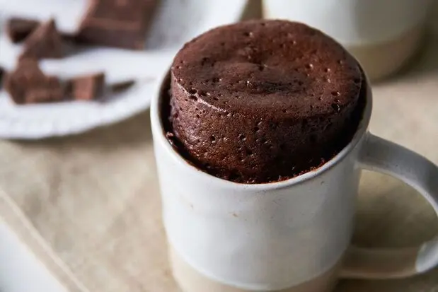 این کیک موز شکلاتیو برای بچها تو خونه درست کن! | طرز تهیه کیک موز شکلاتی +ویدیو