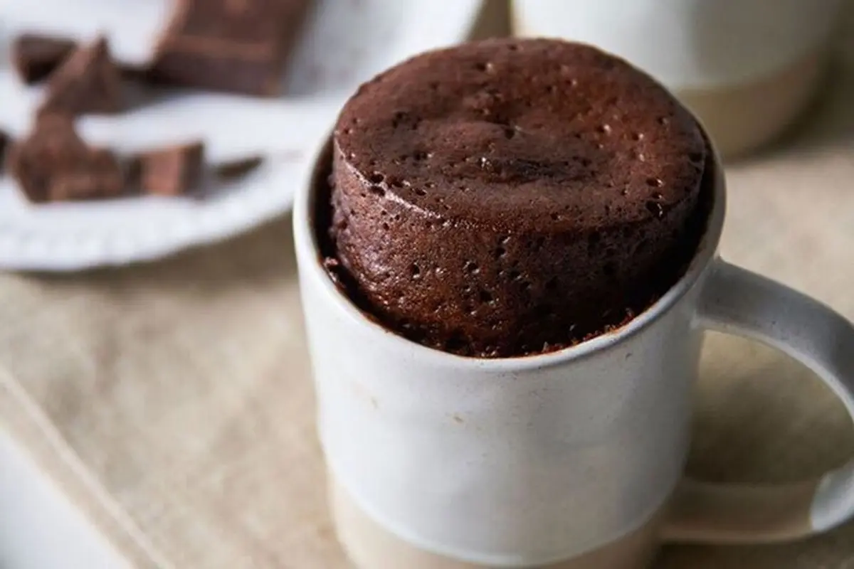 کمتر از یک دقیقه با یدونه فنجون کیک شکلاتی کافی شاپی درست کن! | مخصوص وقتایی که عجله داری و حوصله‌ات کمه! | طرز تهیه کیک شکلاتی ۱ دقیقه‌ای بدون نیاز به همزن + ویدئو