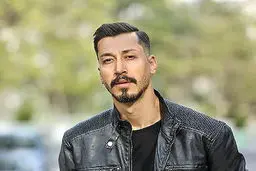 بهرام افشاری درکنار دوقلو‌های مشهور پایتخت