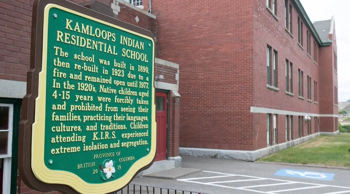 کشف گور دسته‌جمعی ۲۱۵ کودک بومی در کانادا