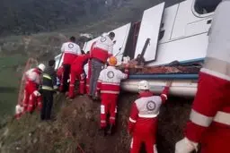 واژگونی مرگبار اتوبوس در گردنه حیران |  ٨ تیم امدادى به محل حادثه اعزام شدند + ویدئو