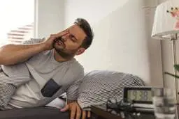 با این ترفندها صبح زود راحت از خواب بیدار شوید
