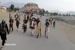 طالبان سازهای دو خواننده را بر گردنشان آویخت+ویدئو