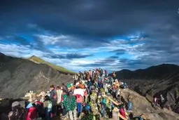 قربانی کردن گوسفند و مرغ برای آتشفشان گرسنه! 