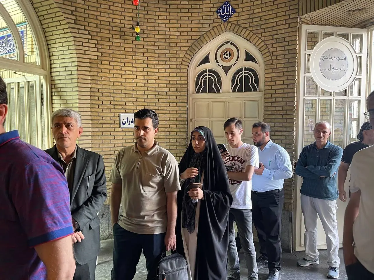 ازدحام جمعیت برای انداختن رای در صندوق‌ها | صف مردم در دارآباد تهران+تصاویر