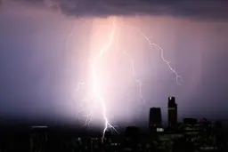 کاخ سفید مورد حمله آسمان | تعداد قربانیان بر اثر برخورد صاعقه در نزدیکی کاخ سفید 