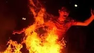 لحظه ترسناک انفجار مواد محترقه در دست پسر جوان | مردم از ترس عقب کشیدند! + ویدئو
