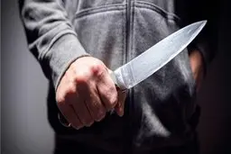 قاتل با چاقوی خونین بالای سر مقتول نشست تادستگیرشود