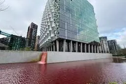 رنگ خون بر آبنمای سفارت آمریکا در لندن | اعتراض به حمایت از اسرائیل +ویدئو