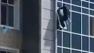نجات دختر بچه ۳ ساله از پنجره طبقه هشتم+ویدئو