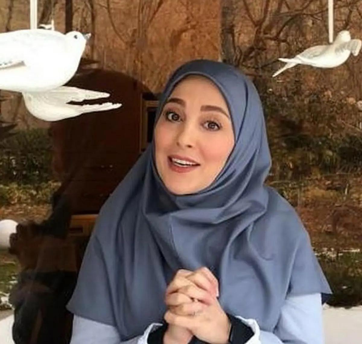 عکس لو رفته از پوشش متفاوت ژیلا صادقی در خارج از کشور | خانم مجری اون ور آب چرا اینجوری؟!+تصویر