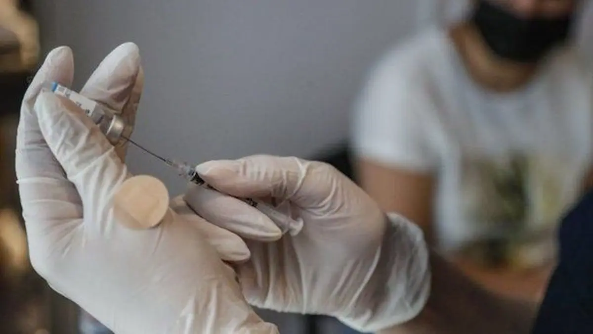  پیرزن ۱۱۲ ساله  واکسن کرونا تزریق کرد +عکس