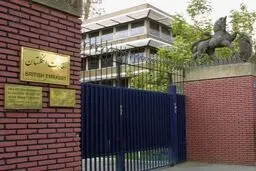

اهتزاز پرچم اوکراین در سفارت انگلیس در تهران +عکس 
