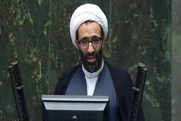 سلیمی، عضو هیات رئیسه مجلس: اقوام روحانی واردکننده موز هستند؛ از خارج برای او میوه‌های مرغوب می‌آورند