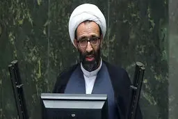 سلیمی، عضو هیات رئیسه مجلس: اقوام روحانی واردکننده موز هستند؛ از خارج برای او میوه‌های مرغوب می‌آورند