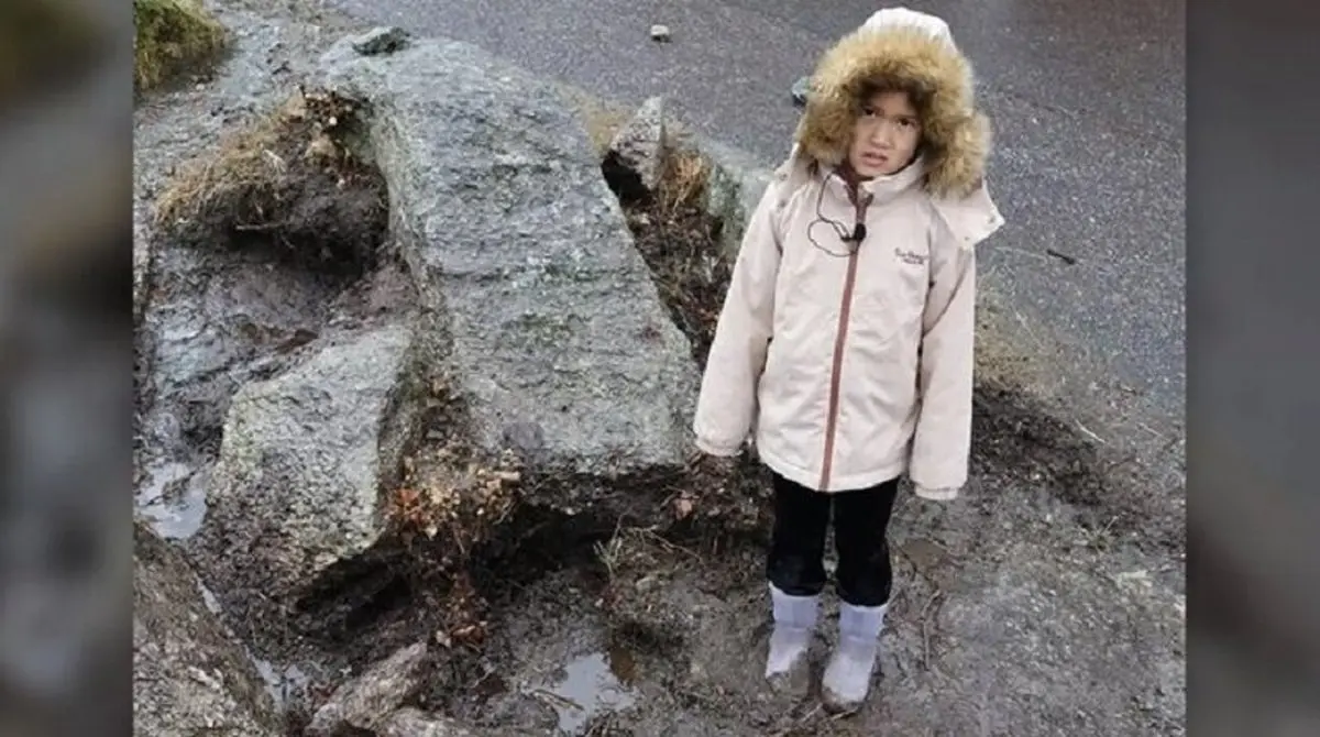 کشف جالب یک دختربچه ۸ ساله حین بازی در کوهستان | قدیمی ترین خنجر دوره عصر حجر پیدا شد! + عکس