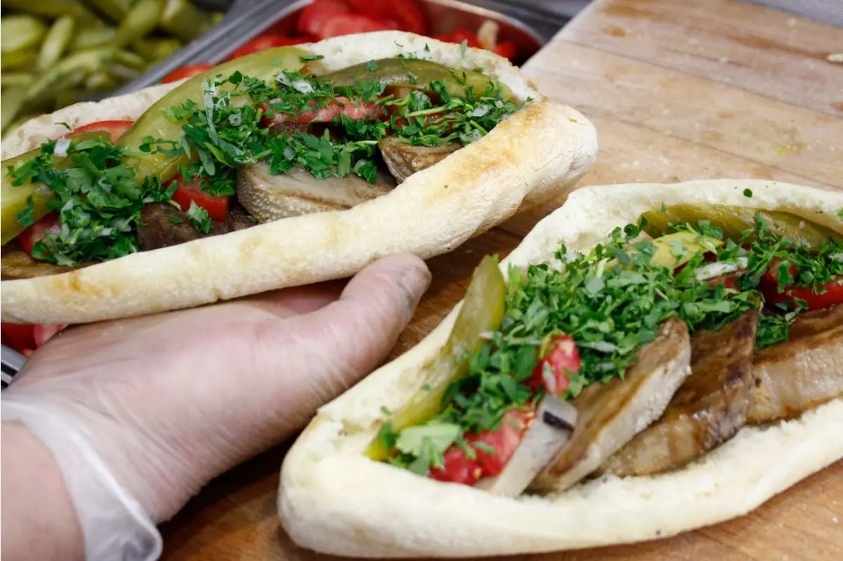 دیگه از بیرون ساندویچ مغز و زبان نخر! | بیا تا ترفند تهیه این ساندویچ معروف رو بهت یاد بدم! +ویدئو