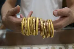 دلار ۱۴۳ هزار تومان شد | سکه امامی به ۱۶۰ میلیون تومان رسید؛ هر گرم طلای ۱۸ عیار هم ۱۵ میلیون و ۶۷۴ تومان
