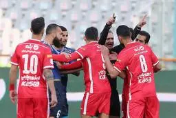 درگیری غلامپور و مهاجم پرسپولیس در پایان نیمه‌ی اول
