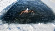 شنا در دمای منفی پانزده درجه در سد مهاباد+ویدئو
