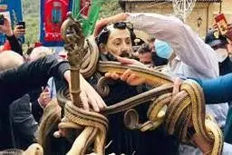 لحظات عجیب گرداندن مارهای مقدس بین مردم!+ویدئو