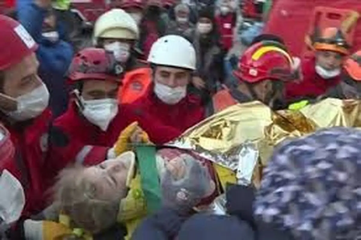 زلزله ازمیر ترکیه  |  نجات معجزه آسای ۲ دختربچه از زیر آوار 