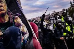 
مرگ یک نیروی پلیس بر اثر شدت جراحات ناشی از درگیری با طرفداران ترامپ
