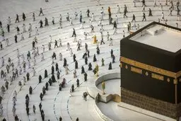 اقدام جنجالی یک زن‌مسلمان نروژی علیه  لارش تورن حاشیه ساز شد + ویدئو