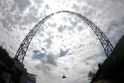 صحنه ای دلهره‌آور از بلندترین تاب جهان در شهر چونگ کینگ چین +ویدئو